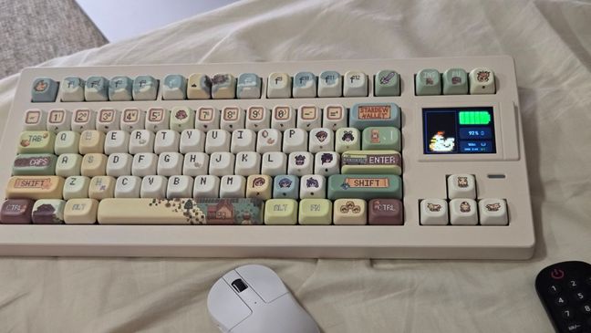 Stardew Valley themed mechanical keyboard with an LED screen showing the Stardew Valley chicken.